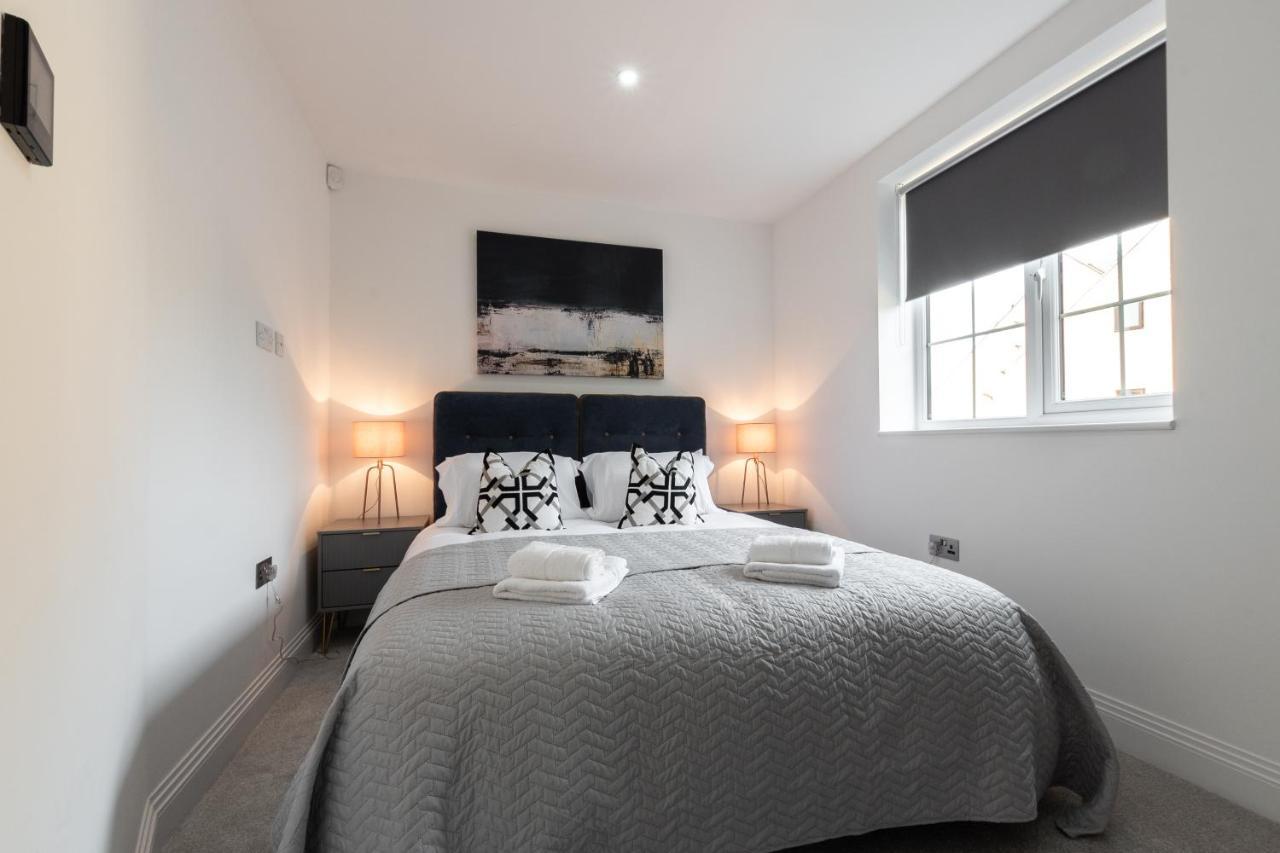 Elegant Apartments In Staines L Free Onsite Parking Exterior foto