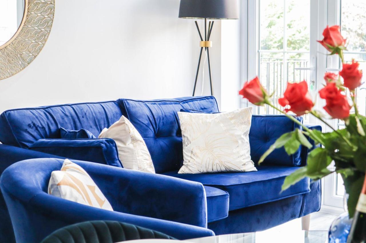 Elegant Apartments In Staines L Free Onsite Parking Exterior foto