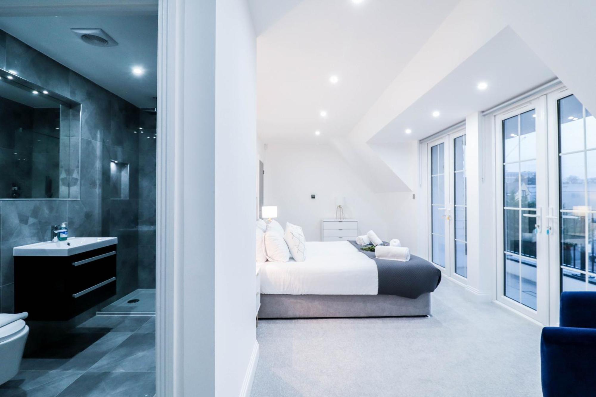 Elegant Apartments In Staines L Free Onsite Parking Exterior foto