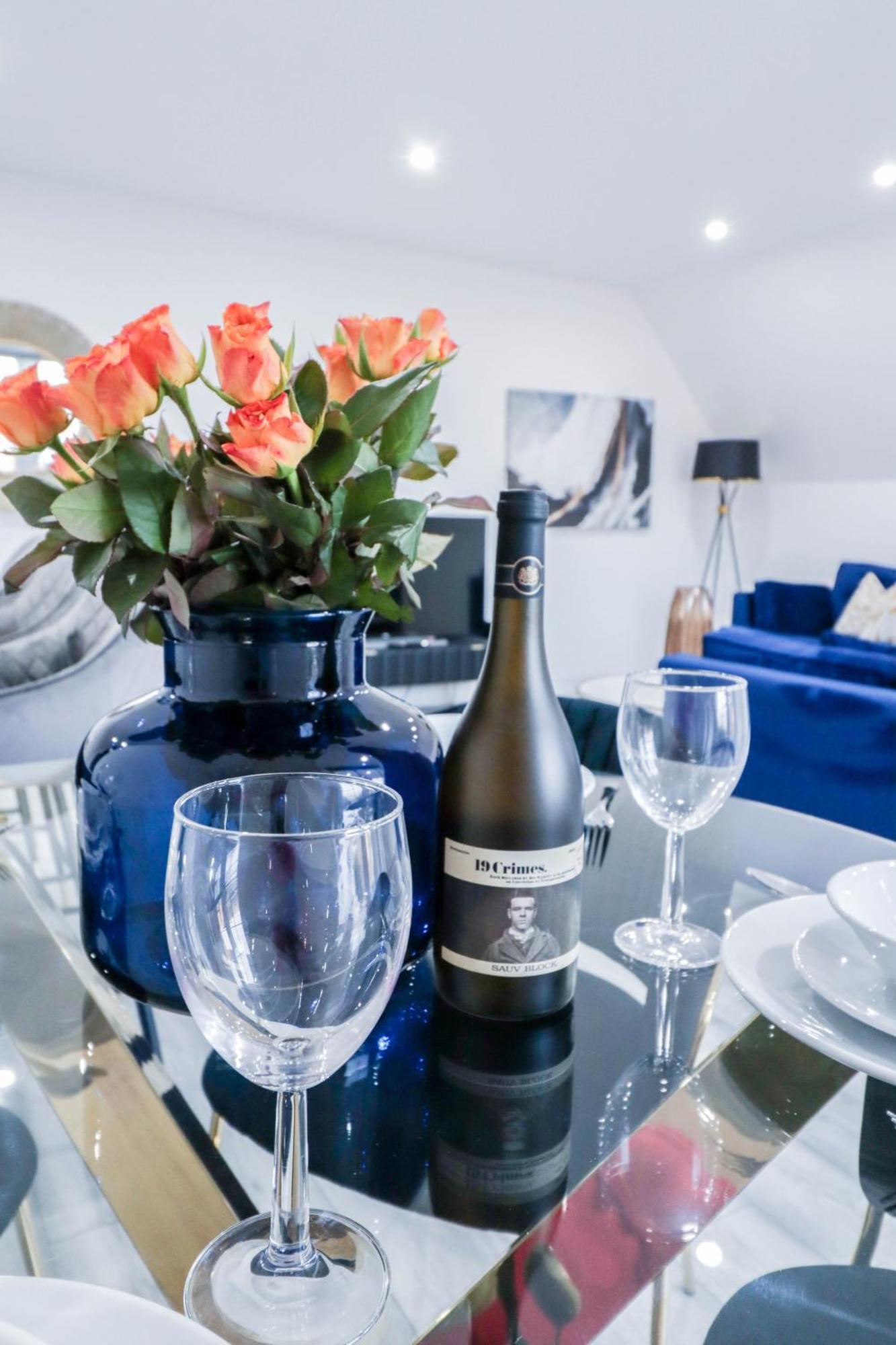 Elegant Apartments In Staines L Free Onsite Parking Exterior foto
