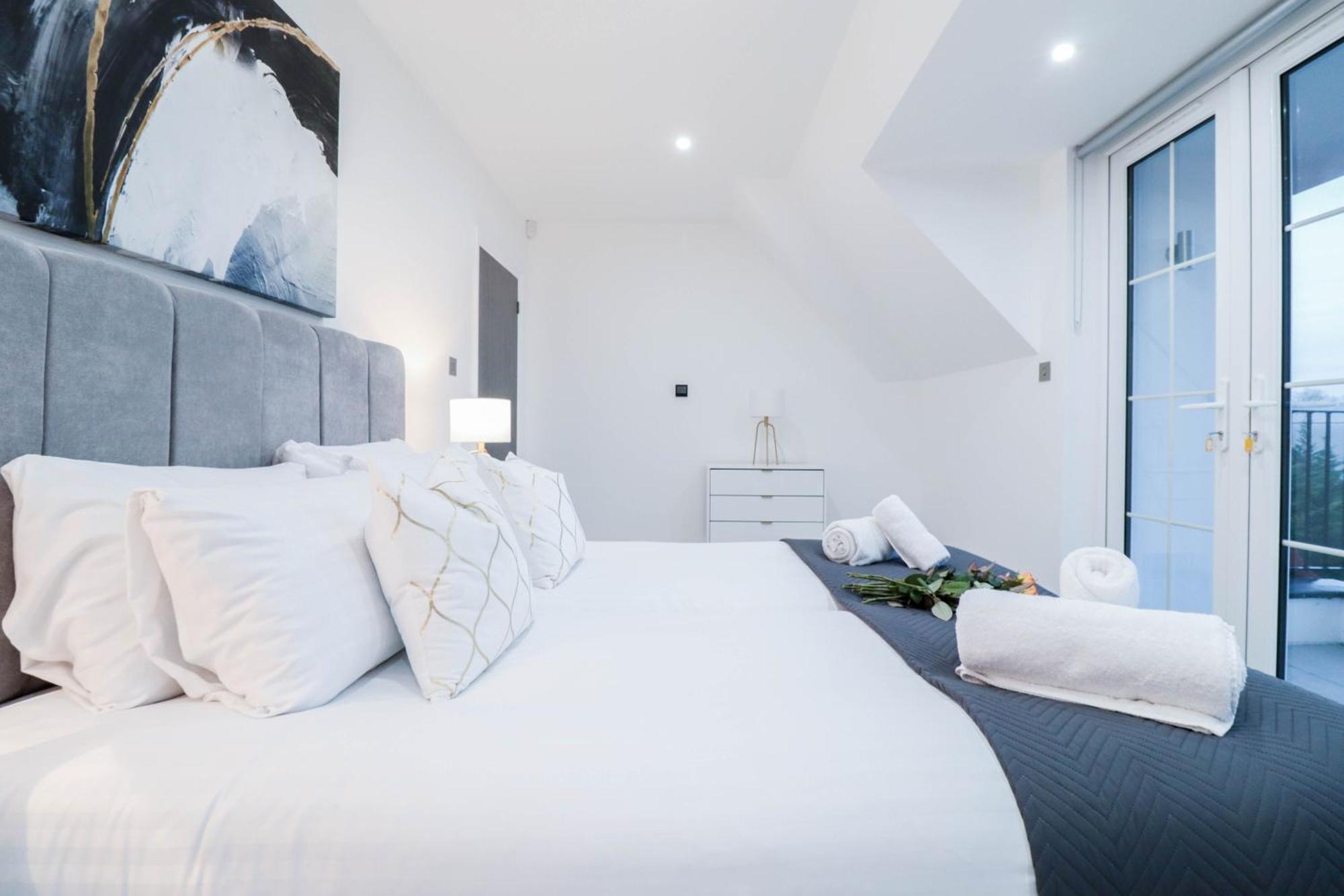 Elegant Apartments In Staines L Free Onsite Parking Exterior foto