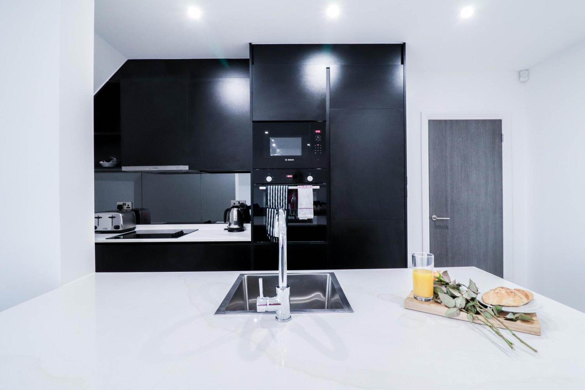 Elegant Apartments In Staines L Free Onsite Parking Exterior foto