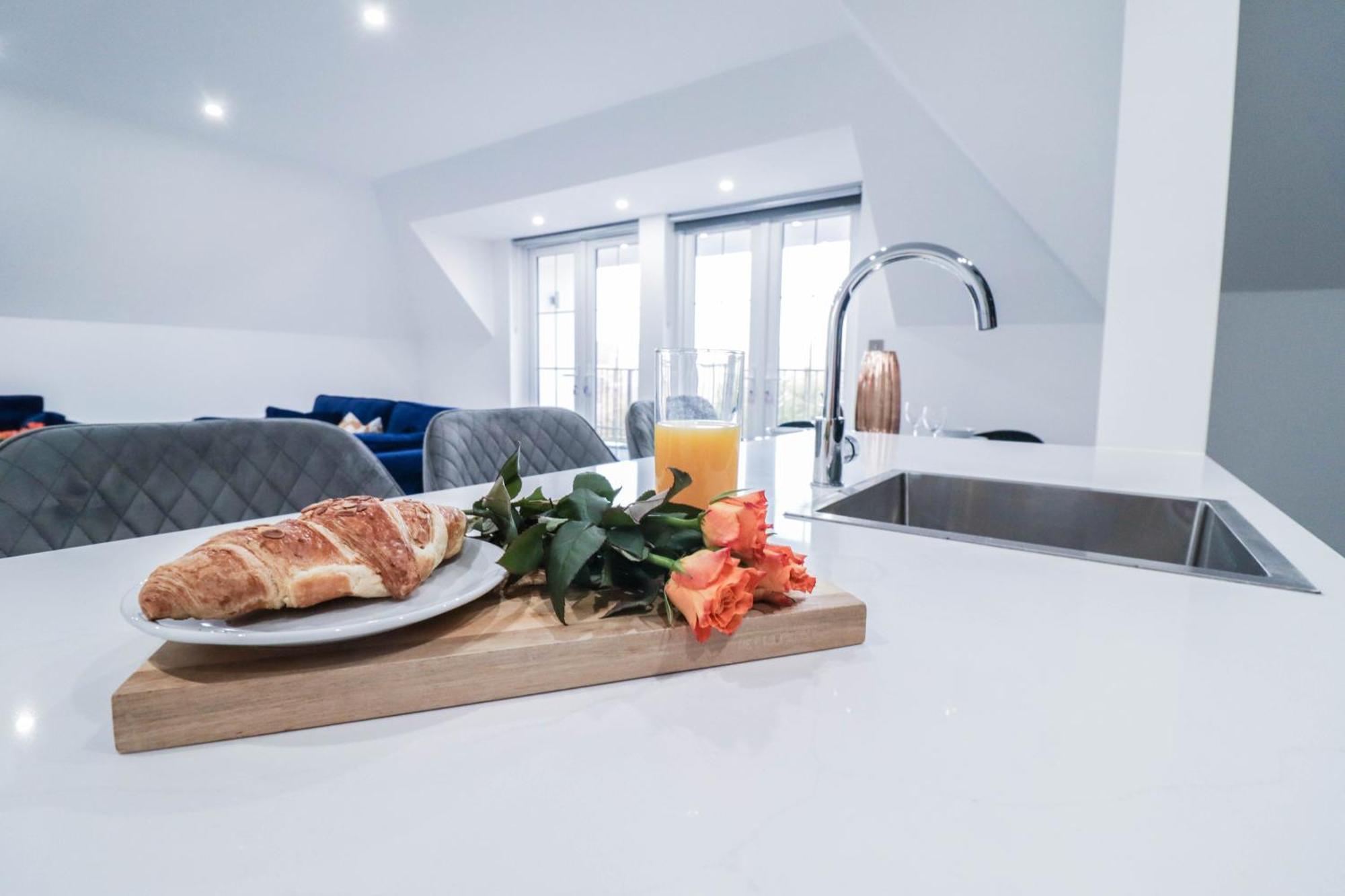 Elegant Apartments In Staines L Free Onsite Parking Exterior foto