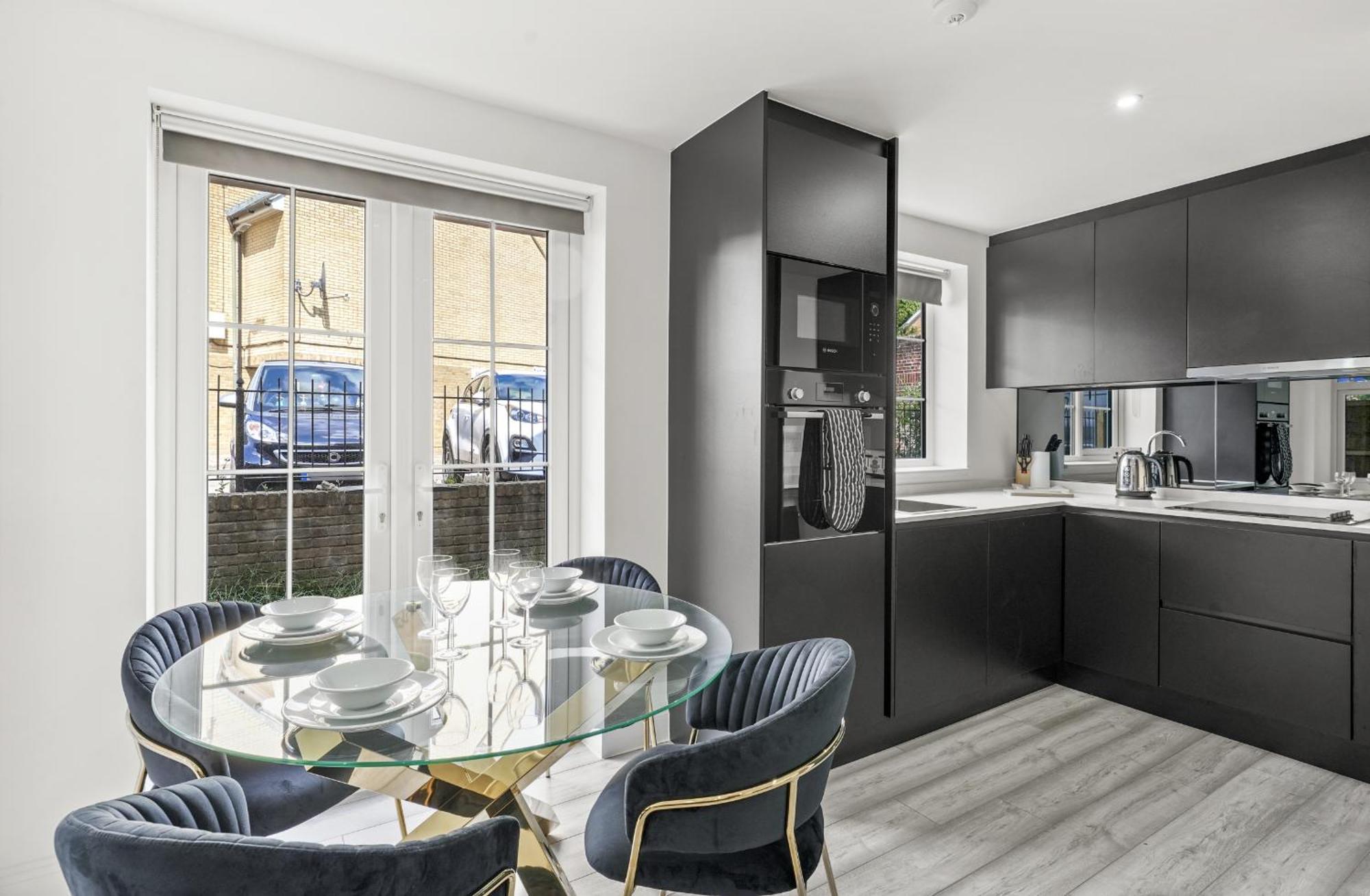 Elegant Apartments In Staines L Free Onsite Parking Exterior foto